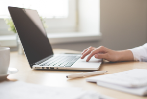 WordPressテーマ「JIN」のメタ情報を非表示させる方法を解説！